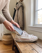 Skoinlägg läggs i en sneaker